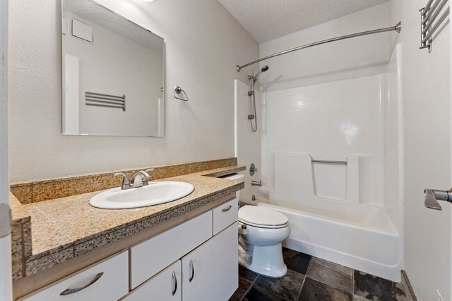 Building Photo - 3-bedroom 2 bath condo with a balcony in s...