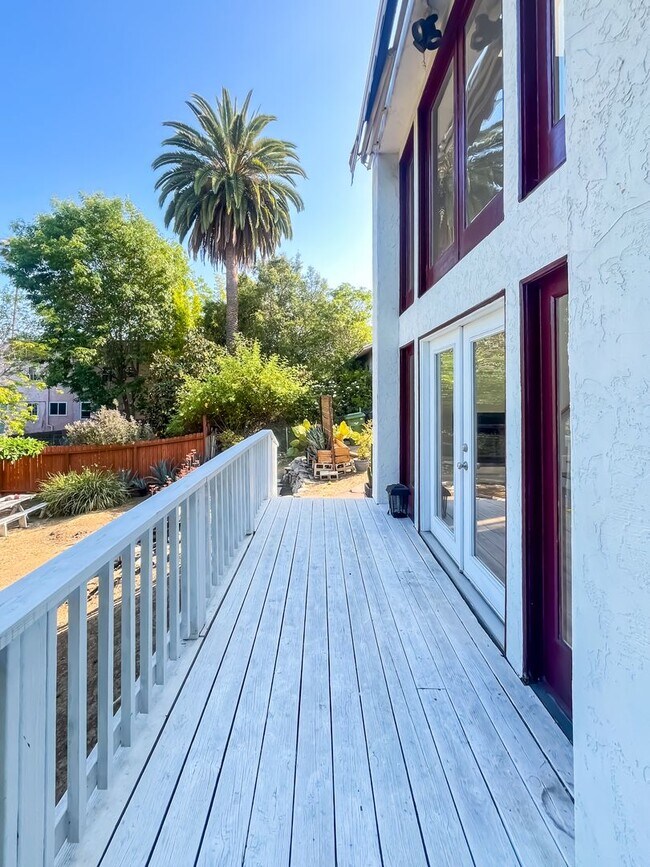 Building Photo - Stunning Light-Flooded Architectural 1BR L...