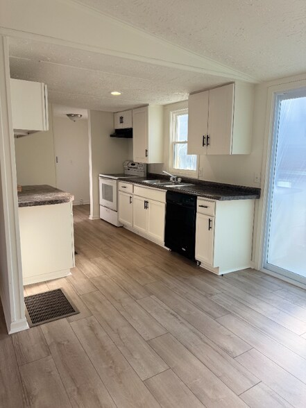 Building Photo - 811 Williams Lake Rd