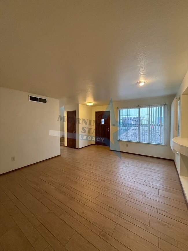 Building Photo - 2 bed townhouse w/garage and enclosed yard!