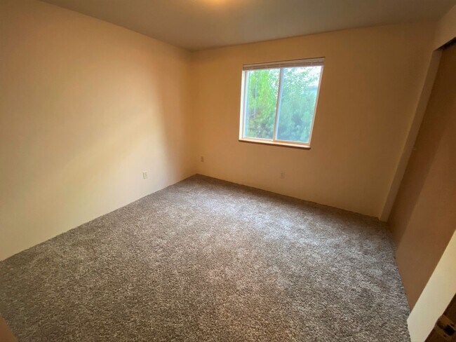 Building Photo - 806 Juniper Ave