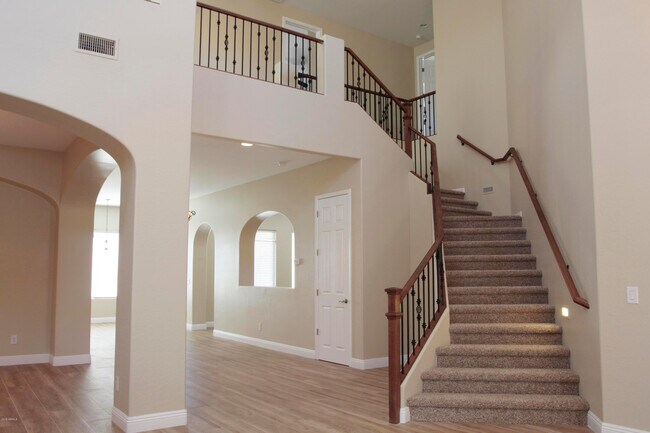 Building Photo - 2413 E Park View Ln