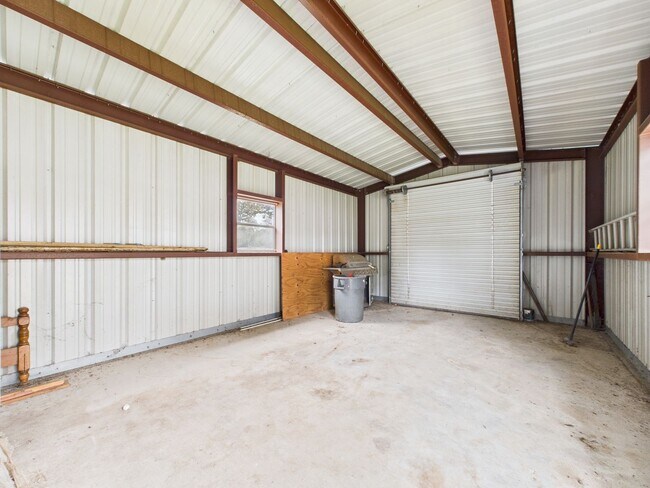 Building Photo - 2 bed 2 bath home Available NOW!