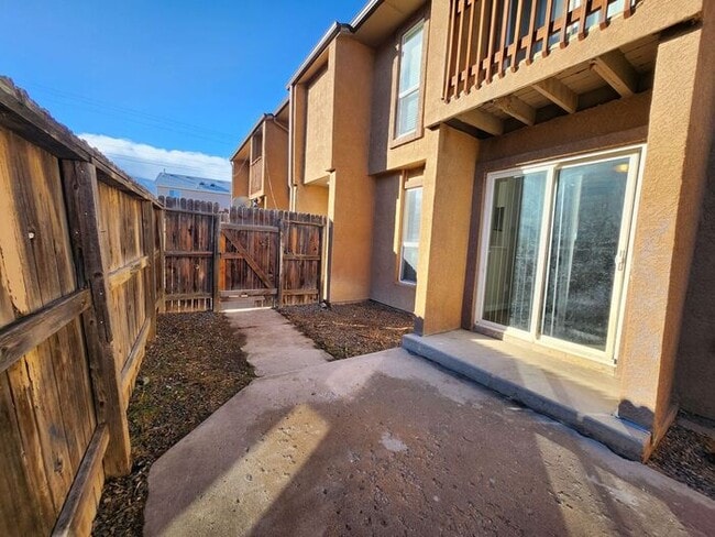 Building Photo - Spacious 2-Bedroom Apartment with Private ...