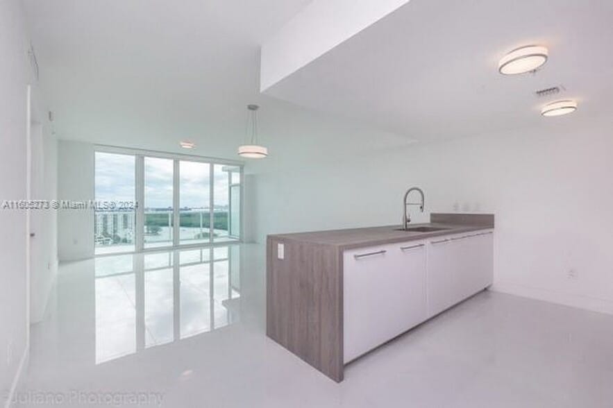 Building Photo - 400 Sunny Isles Blvd