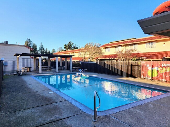 Building Photo - 2 Bedroom Townhome with Pool