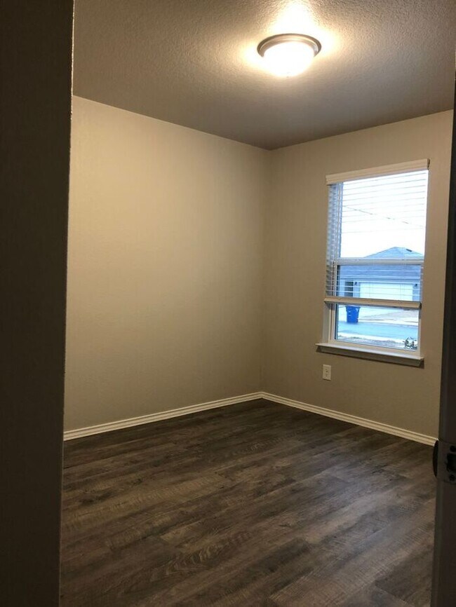 Building Photo - *$99 MOVE-IN SPECIAL* | Three Bedroom | Tw...
