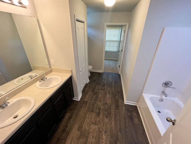 Building Photo - Beautiful 3 bedroom, 2 1/2 bathroom home i...