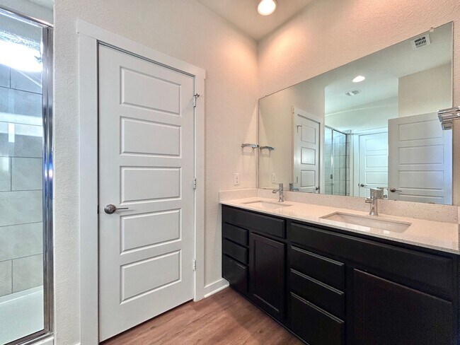 Building Photo - Spacious 4/BR 3/BA Home with Modern Upgrades