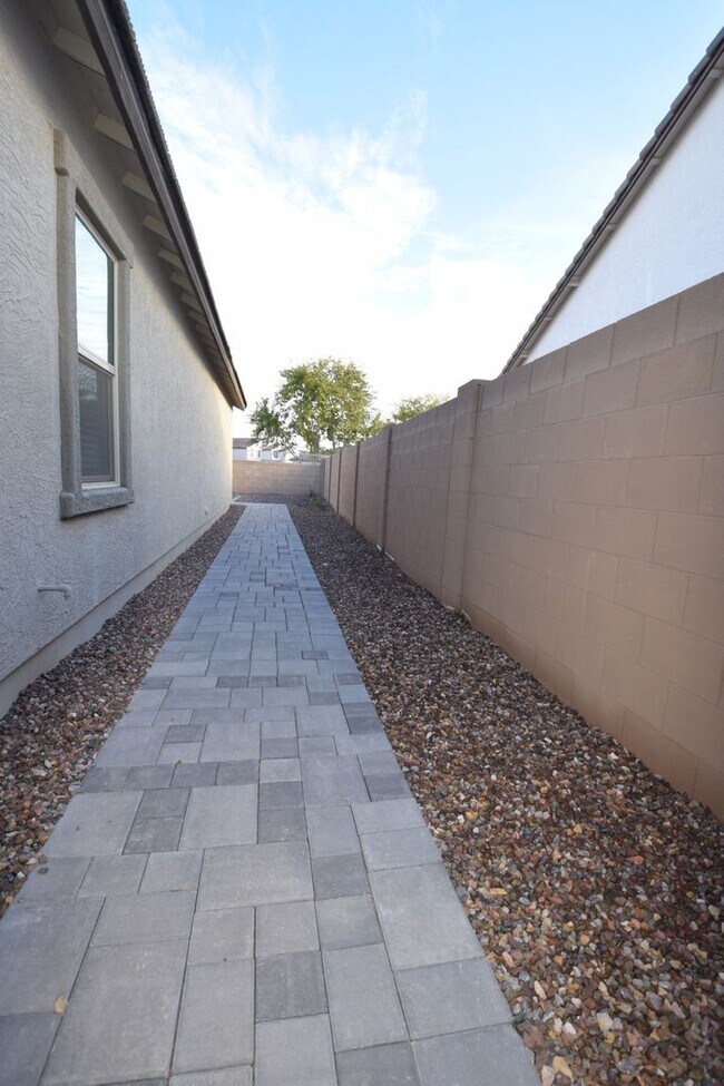 Building Photo - Practically new 4 bed 3 bath home in Mission Royale!