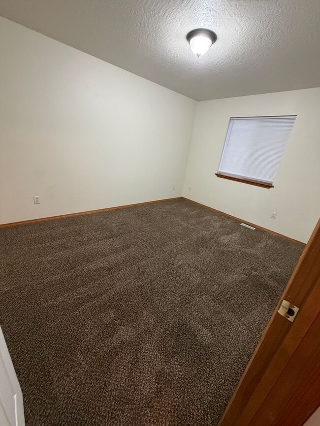 Building Photo - New paint! 4 Bedroom in West Pasco close to Maya Angelou Elementary!