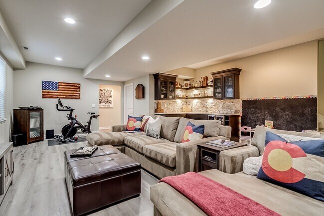 Building Photo - Large single family home in Central Park.