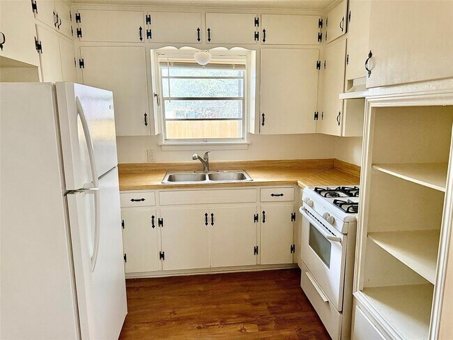 Building Photo - 2411 S 5th St