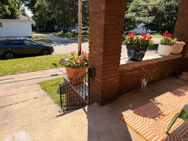 Building Photo - 317 Pine Ave NW