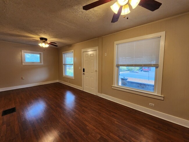 Building Photo - 3 Bedrooms, 1.5 Bath Brick Bungalow with Basement & Large Yard.  Close to UofL.