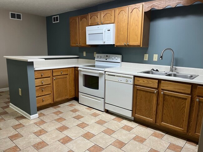 Building Photo - 464 E Red Bud Rd