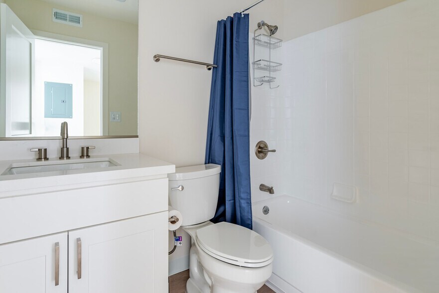 Building Photo - 2721 Midtown Ct