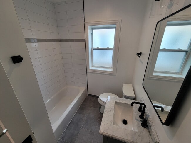 Building Photo - 6418 N Richmond St