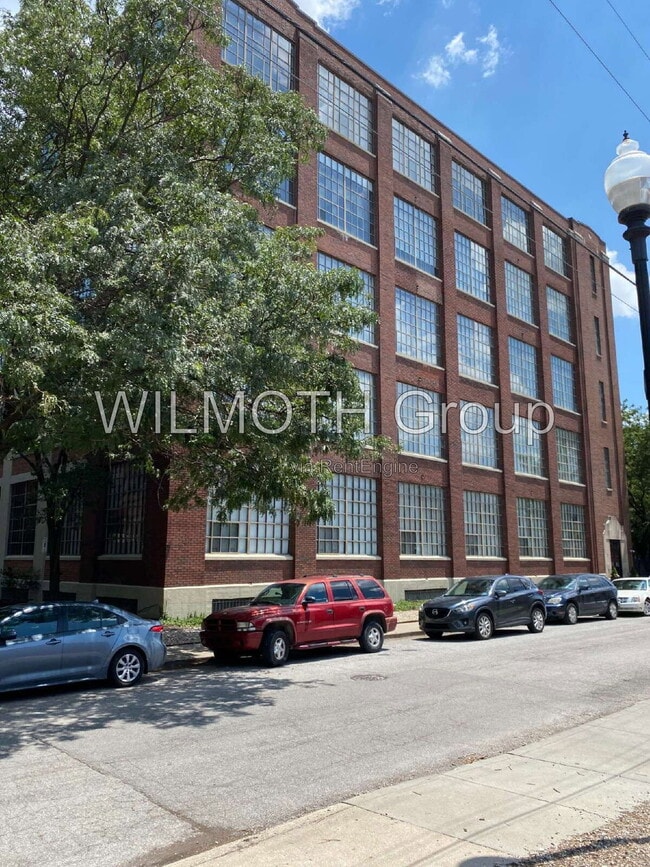 Building Photo - 611 N Park Ave