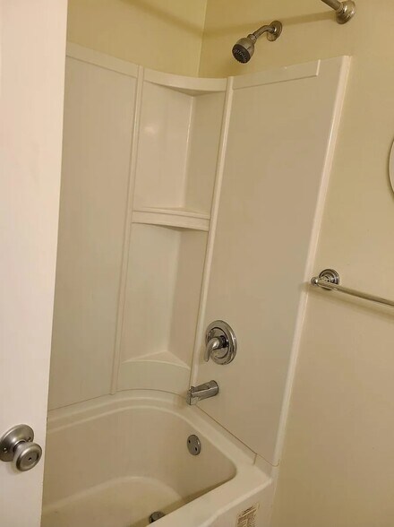 Master bathroom - 8219 McClelland Pl