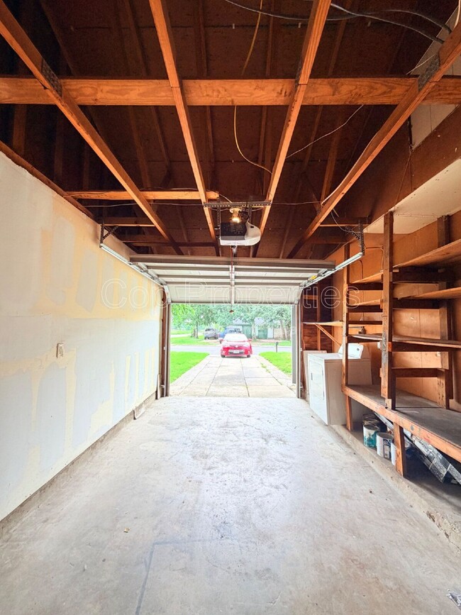 Building Photo - 827 Dunwoodie Dr