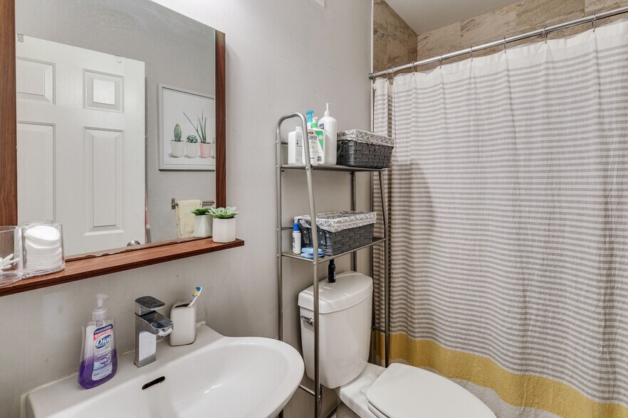 Building Photo - 1628 N Willington St