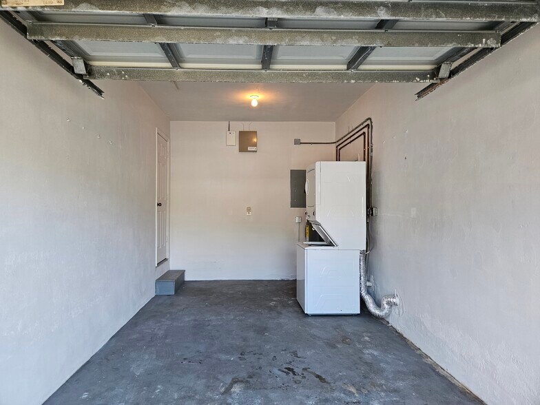 Building Photo - 811 N B St