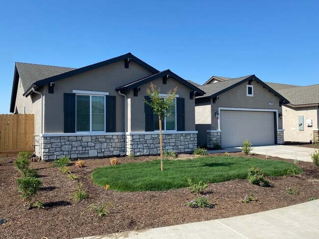 Primary Photo - Gorgeous NEWER home between Tulare and Vis...