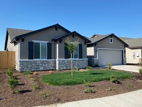 Building Photo - Gorgeous NEWER home between Tulare and Vis...