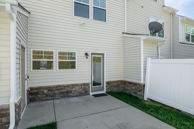 Building Photo - 3 Bedroom Corner Townhome!!! Available Early-Mid April****