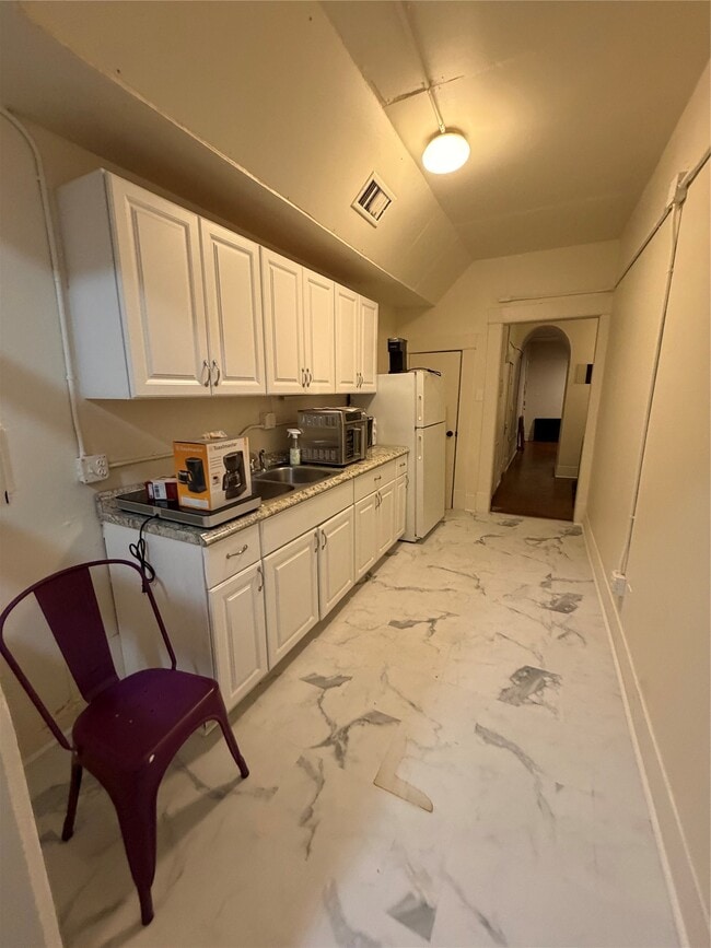 Building Photo - 402 Hyde Park Blvd