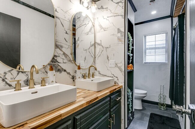 Building Photo - 1521 E Main St