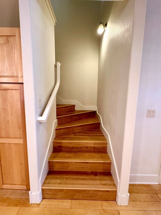 Building Photo - 1889 NW Monterey Pines Dr