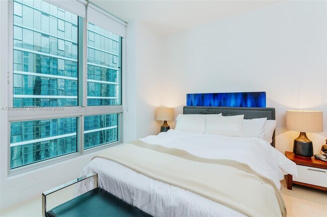Building Photo - 300 S Biscayne Blvd