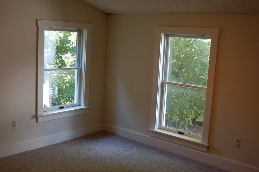 bedroom 1 - 724 W Washington St
