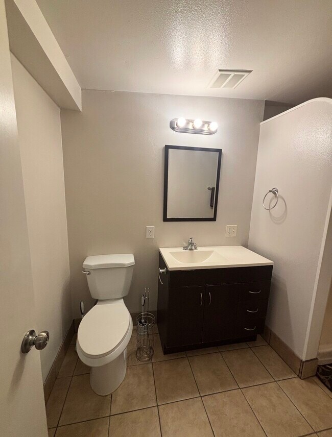 Building Photo - 928 Main St