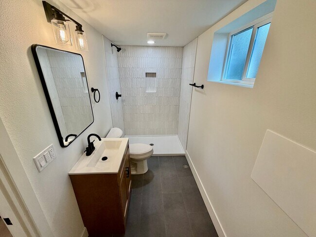 Building Photo - Freshly Remodeled 5bd/2.5bath Home w/ Daylight Basement in Heart of Multnomah Village