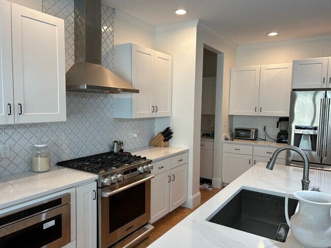 Building Photo - 6 Lily Pond Ln