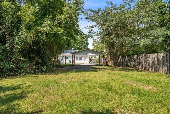 Building Photo - Updated Home with Hardwood Floors, LR & De...