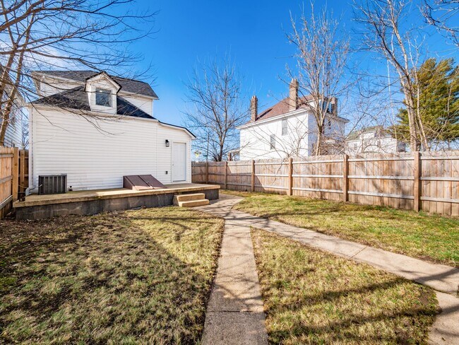Building Photo - 522 Kelton Ave