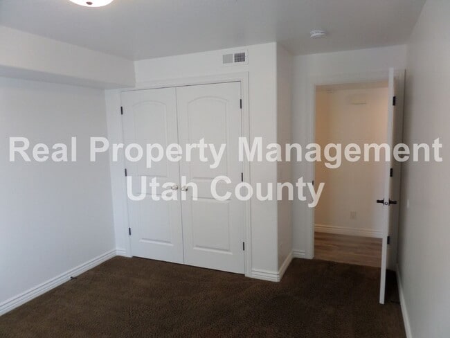 Building Photo - Darling Condo available