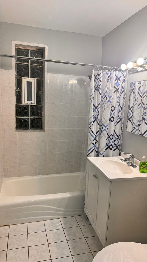 Building Photo - 2843 W Arthur Ave