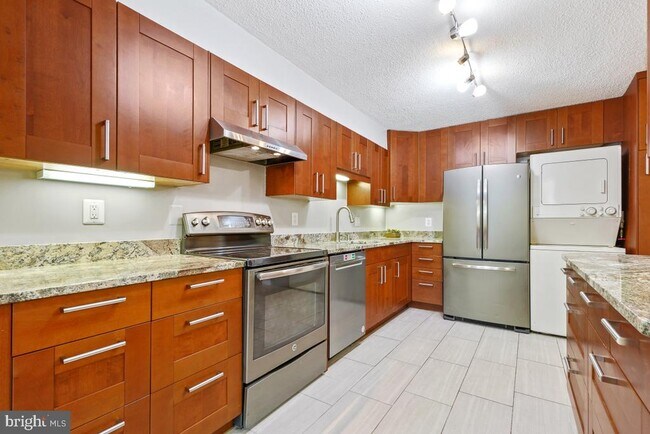 Building Photo - 5904 Mt Eagle Dr