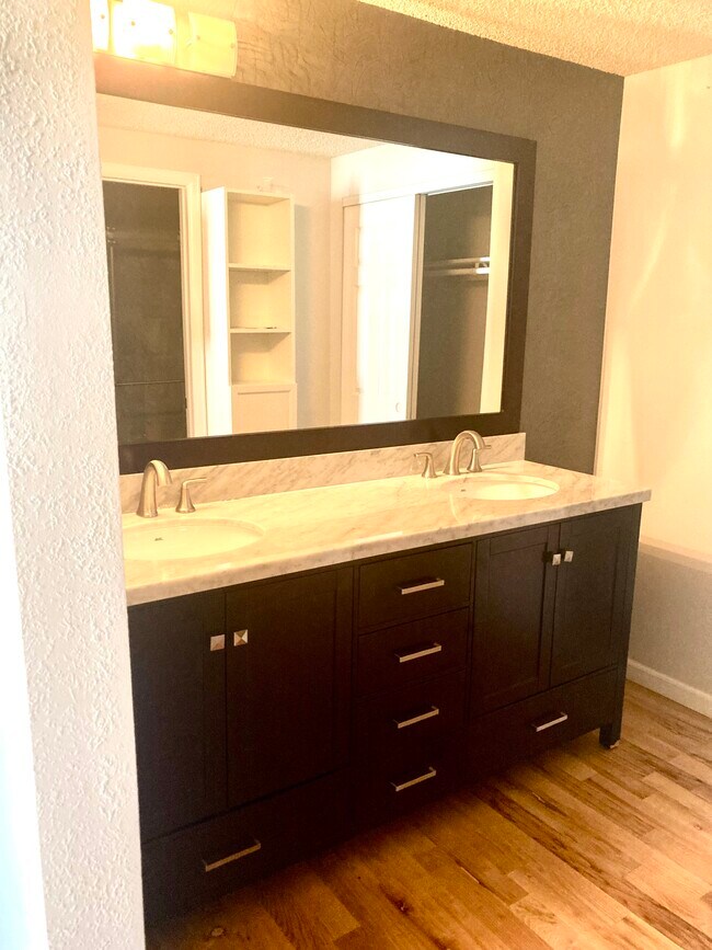 Double vanity primary bath - 919 S Granby Way