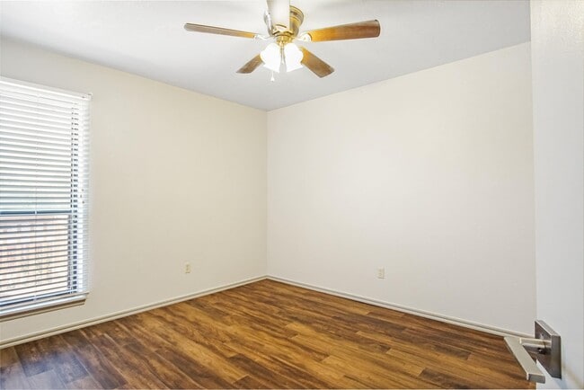 Building Photo - 1000 Rambling Oaks Dr