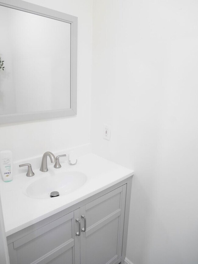 Building Photo - Spacious Townhome- Glen Burnie, MD *PET FR...