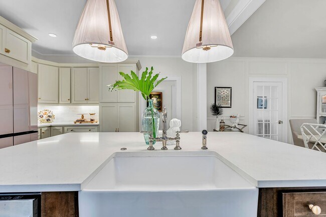 Building Photo - Completely Renovated Charming - 3 bedroom 2 bathroom home - 1108 Bonventure Rd, Savannah GA