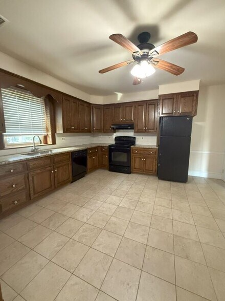 Building Photo - 405 Maple Ave