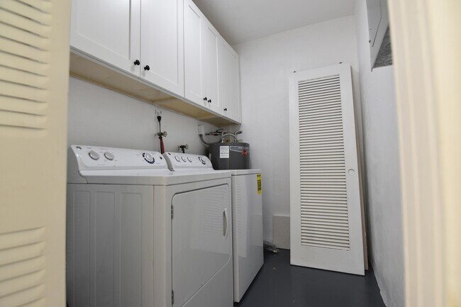 Building Photo - 2260 NE 5th Ave