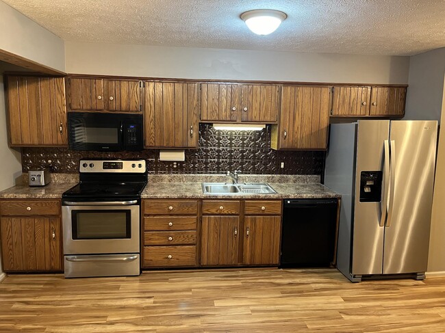 Building Photo - 487 Riverwood Dr